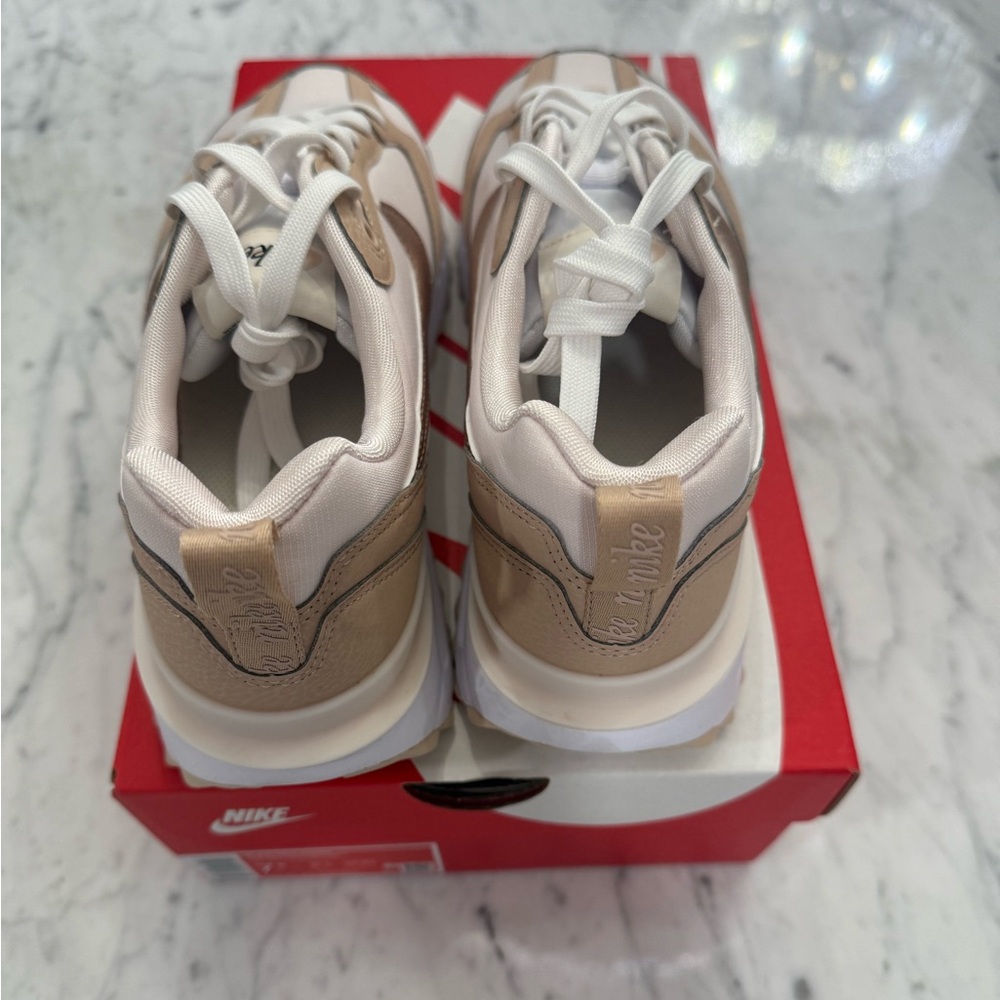 NEW IN BOX Nike Women's Air Max Dawn Sneakers Size 7.5 Women’s Tan & Soft Pink - Picture 4 of 9
